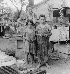 Foto de uma fam&iacute;lia muito pobre nos EUA durante a crise de 1929