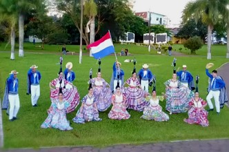 Foto com dan&ccedil;arinos de Polca Paraguaia