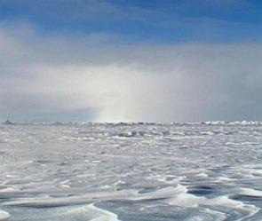 Foto do Polo Norte com solo coberto por gelo