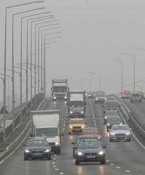 Foto mostrando automóveis gerando poluição