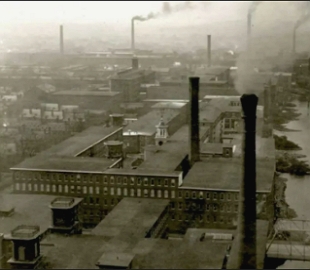 Foto de indústrias poluindo o ar com fumaça escura