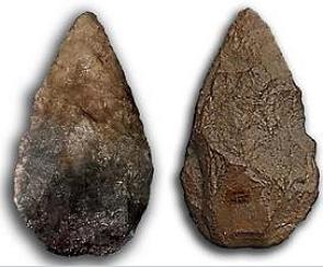 Pontas de lança feitas de pedra no período Paleolítico