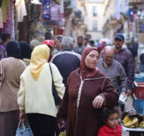 Pessoas brancas numa rua do Marrocos