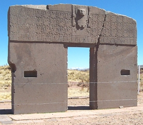 Monumento de pedra em formato de porta