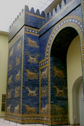 Foto de uma entrada de espécie de templo, de cor azul, com desenhos de animais em dourado