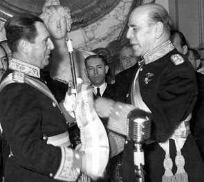 Foto de Juan Domingo Perón recebendo os atributos de presidente