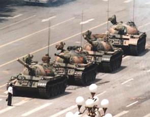 Jovem chinês em frente aos tanques de guerra da China no protesto da Praça da Paz Celestial.
