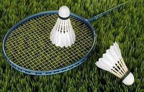 Foto com uma raquete e duas petecas de Badminton