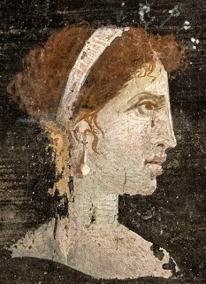 Pintura de perfil de uma mulher branca de cabelo castanho usando uma tiara branca.