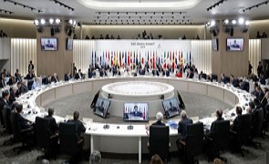 Foto da Reunião do G20 de 2019 com os líderes dos países numa grande mesa redonda