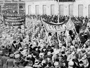 Manifestação de civis e soldados na Revolução Russa de 1917