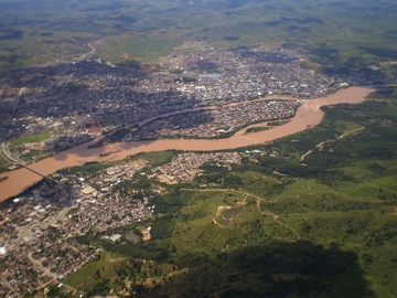 Vista a&eacute;rea do rio Doce em Minas Gerais