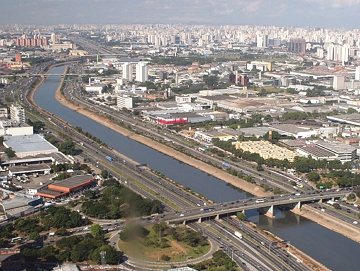 Foto a&eacute;rea do rio Tiet&ecirc; na cidade de S&atilde;o Paulo
