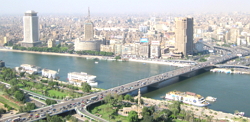 Rio Nilo passando dentro da cidade do Cairo no Egito