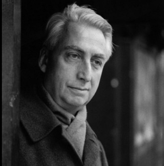 Foto em preto e branco do fil&oacute;sofo Roland Barthes