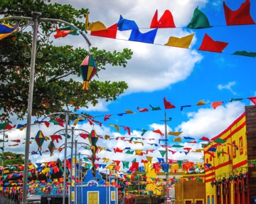 Foto de uma cidade decorada para a Festa Junina