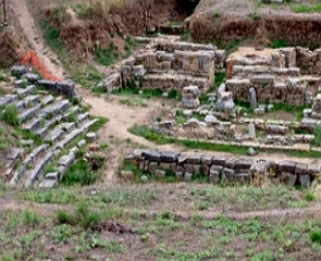 Foto mostrando ruínas de uma antiga cidade com muitas pedras