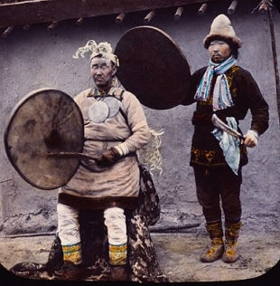 Foto antiga de um xamã e seu assistente