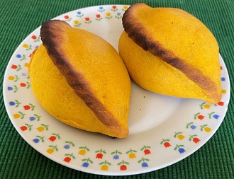 Foto de duas saltenhas, esp&eacute;cie de pastel, num prato