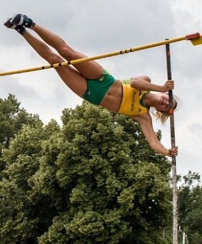 Mulher fazendo o salto com vara no Atletismo