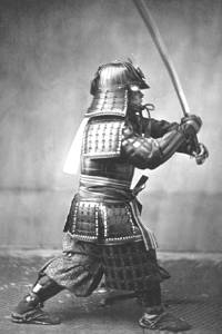 Foto antiga de um samurai com uma katana