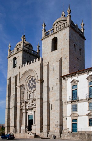 Foto da fachada da S&eacute; do Porto