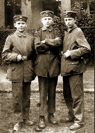 Foto com tr&ecirc;s crian&ccedil;as que particilaram da Primeira Guerra Mundial