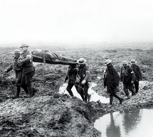 Foto de soldados canadenses carregando um ferido duranta a Primeira Guerra  Mundial