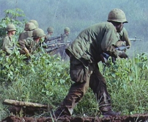 Foto de soldados dos EUA numa batalha