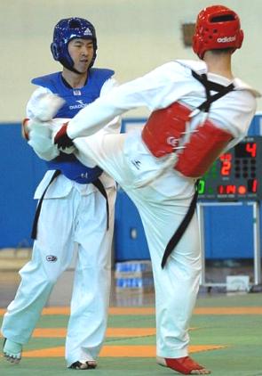 Luta de Taekwondo entre dois homens