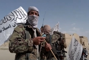 Foto de soldados com o rosto coberto, carregando uma bandeira branca com inscrições em árabe