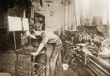 Foto de um mec&acirc;nico trabalhando numa empresa de Taylor