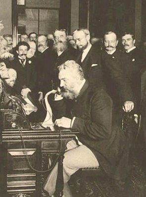 Graham Bell fazendo uma ligação em seu telefone