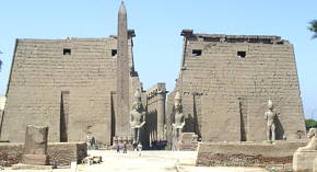 Foto do Templo de Luxor, construído no Egito Antigo