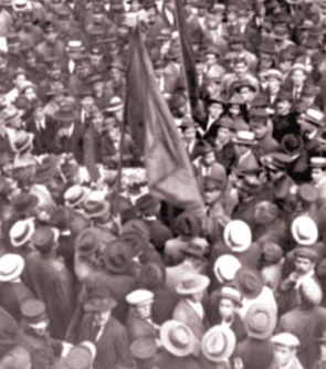 Foto mostrando trabalhadores em greve