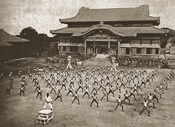 Foto de 1938 mostrando um treinamento coletivo de Karat&ecirc; na cidade japonesa de Okinawa