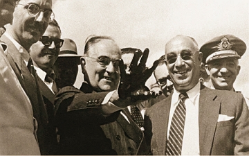 Get&uacute;lio Vargas com a m&atilde;o suja de petr&oacute;leo
