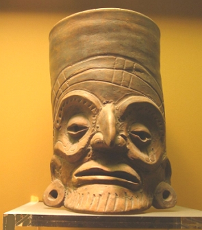 Foto de um vaso de cerâmica tolteca representanto um rosto de homem
