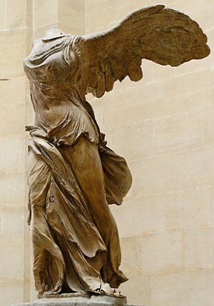 Escultura de uma mulher com asas, por&eacute;m sem a cabe&ccedil;a.