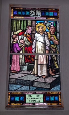 Vitral colorido mostrando Jesus Cristo e pessoas ao lado dele