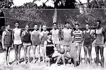 Foto antiga de 1915 mostrando jogadores de V&ocirc;lei de Praia