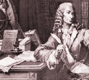 Pintura de Voltaire sentado ao lado de uma mesa e segurando uma pena
