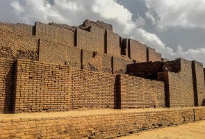 Foto de uma construção grande de tijolos na cor marrom e formato triangular
